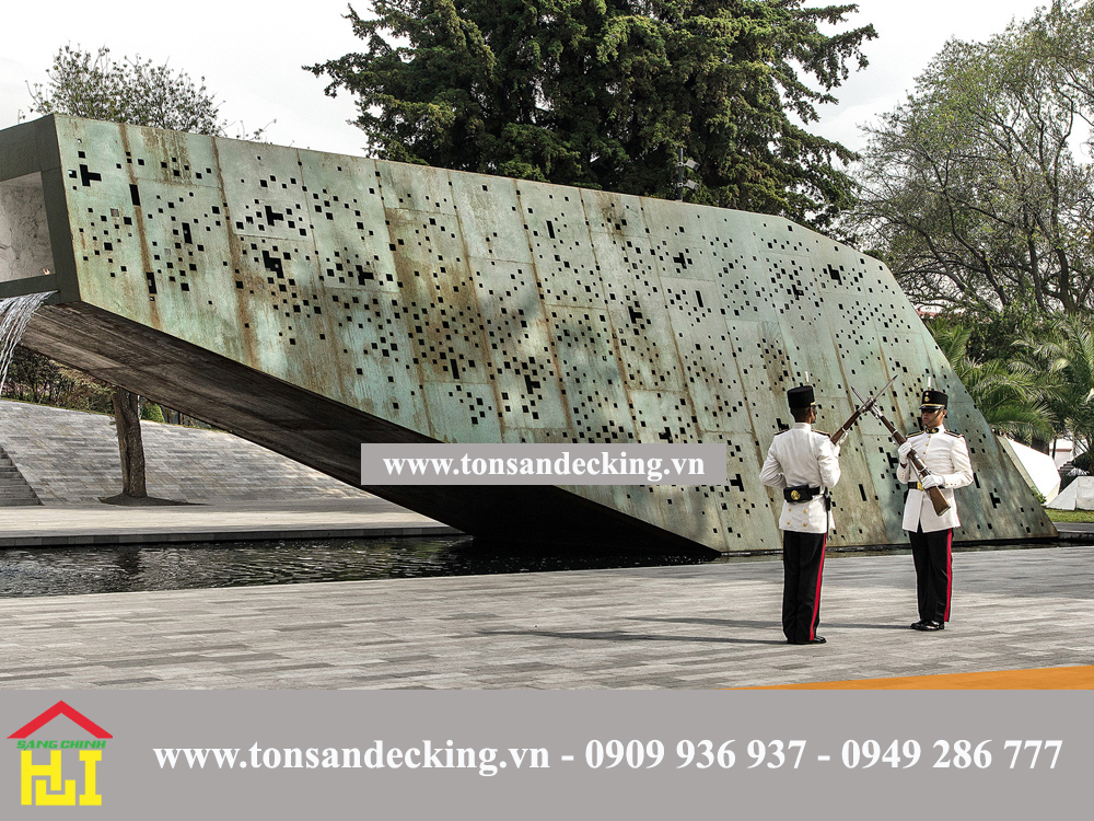 Đài tưởng niệm Plaza del Servicio a la Patria là một đài tưởng niệm để vinh danh những chiến sĩ đã hy sinh trong cuộc chiến chống lại các tổ chức tội ác