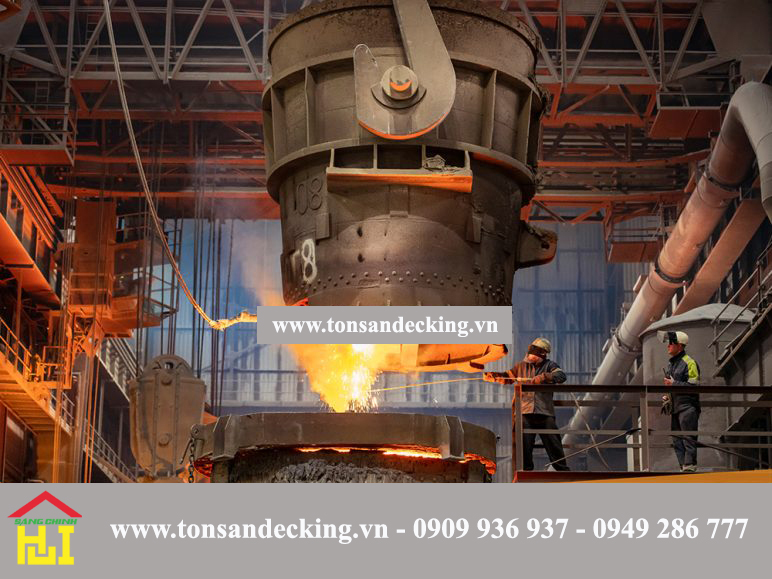 Bước 2: Tạo ra dòng sắt thép nóng chảy