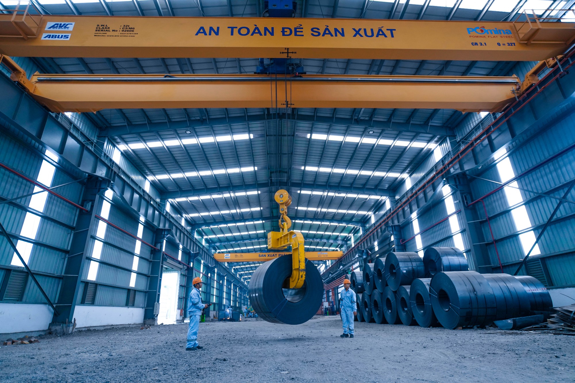 Hệ thống tôn lạnh màu được sử dụng để xây dựng nhà máy Tôn Sàn Decking giuso không gian nhà máy luôn bừng sáng và mát mẻ