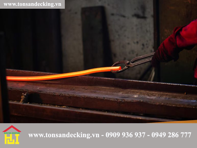 Sắt và các hợp kim từ sắt đóng một vai trò vô cùng quan trọng trong đời sống và công nghiệp