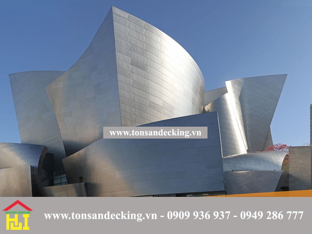 Toàn bộ thiết kế bên ngoài tòa nhà tiền chế The Music Center Los Angeles được xây dựng gần như hoàn toàn bằng thép không gỉ, với bề mặt mờ tinh tế