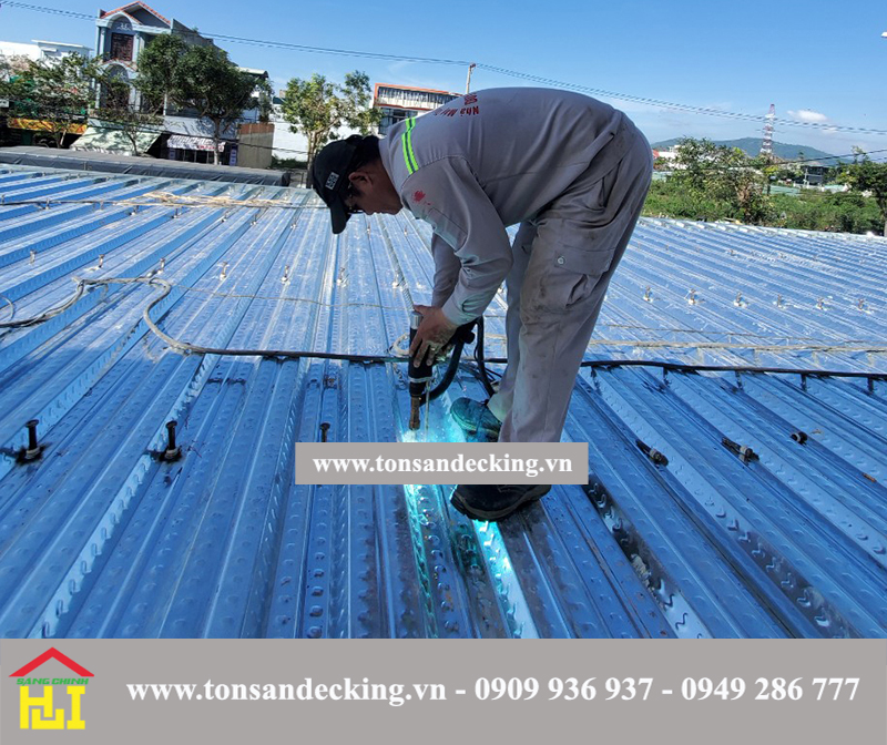 Trải Tấm Tôn Sàn Deck Và Bắn Đinh Hàn