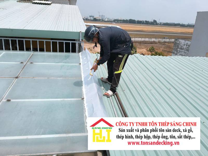 Cách vệ sinh và bảo dưỡng mái tôn giúp kéo dài tuổi thọ