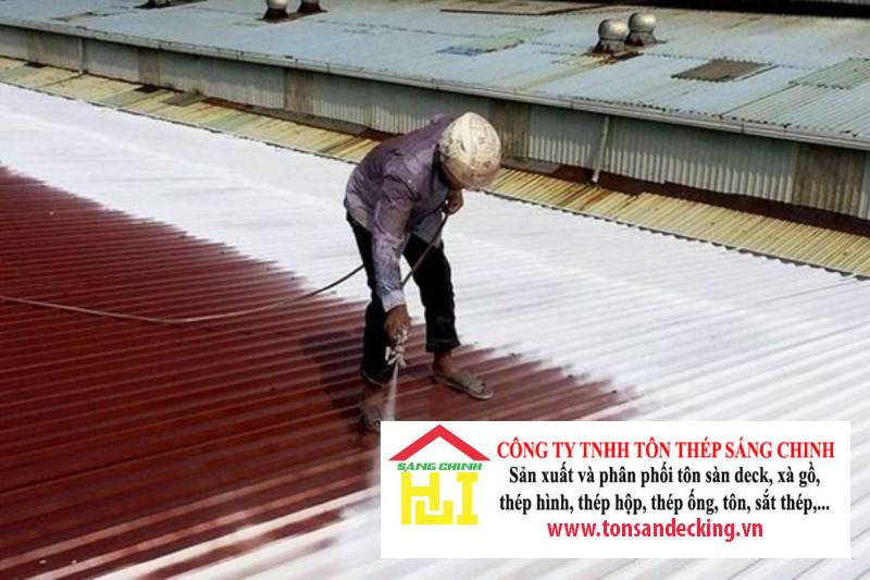 Cách vệ sinh và bảo dưỡng mái tôn giúp kéo dài tuổi thọ