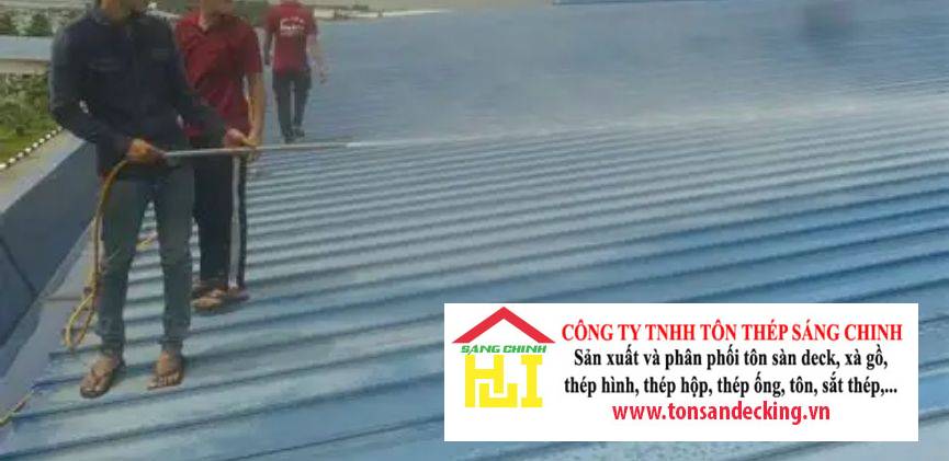 Cách vệ sinh và bảo dưỡng mái tôn giúp kéo dài tuổi thọ