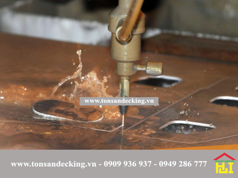 Gia công cắt bản mã thép bằng tia nước