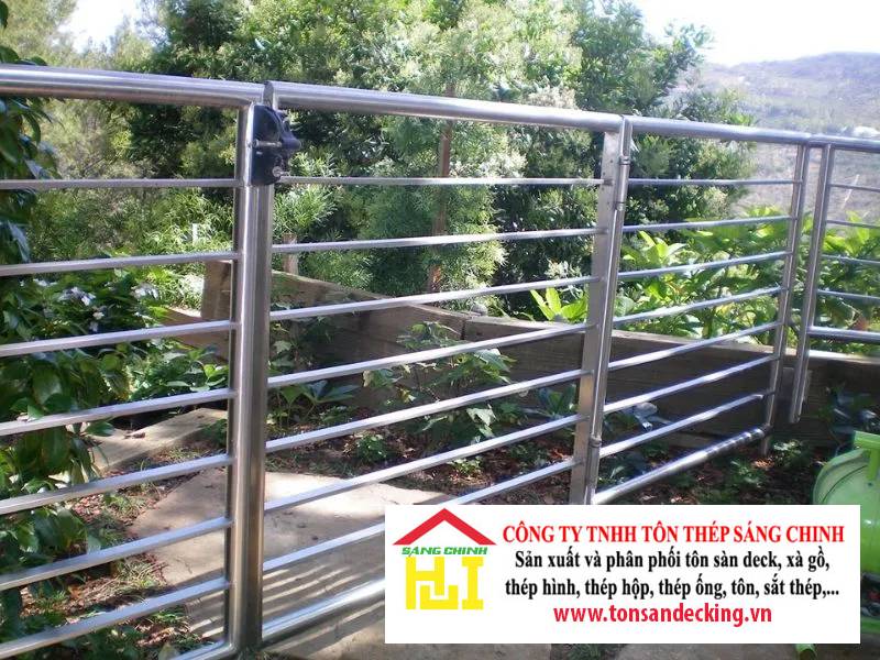 So sánh hàng rào thép và hàng rào inox