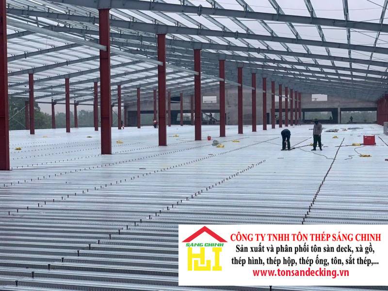 Ưu điểm vượt trội của tôn sàn deck so với cốp pha truyền thống