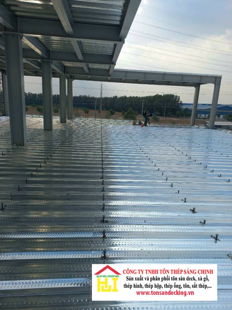 Ưu điểm vượt trội của tôn sàn deck so với cốp pha truyền thống