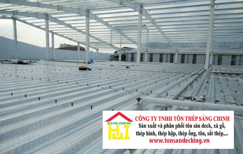 Ưu điểm vượt trội của tôn sàn deck so với cốp pha truyền thống