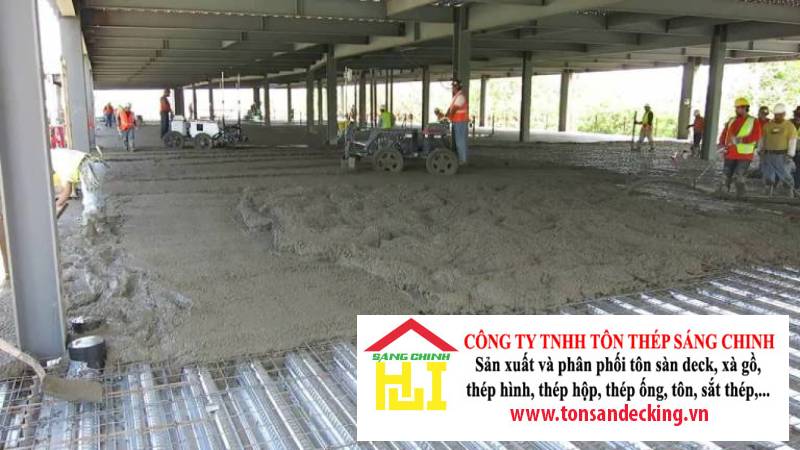 Vì sao sàn deck phù hợp với kết cấu thép hơn bê tông truyền thống?