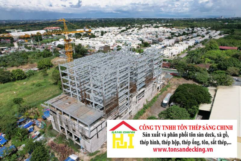Vì sao sàn deck phù hợp với kết cấu thép hơn bê tông truyền thống?