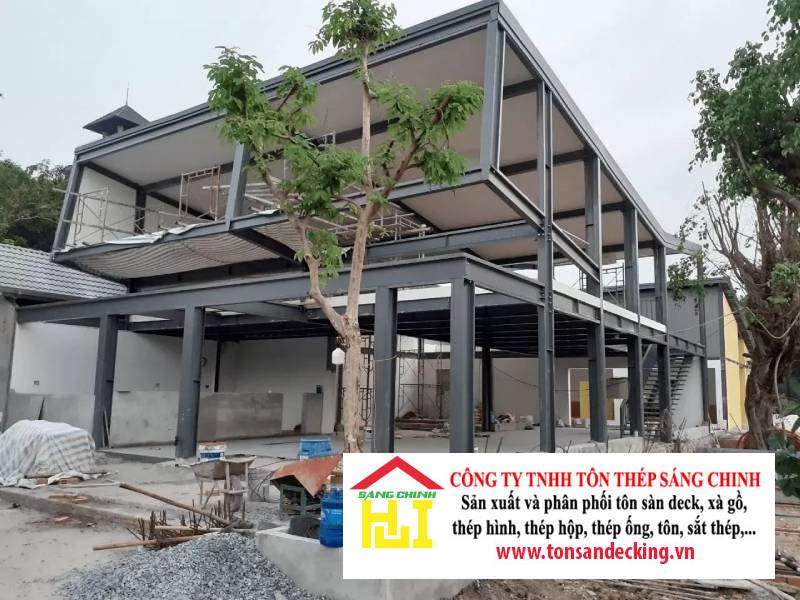 Vì sao sàn deck phù hợp với kết cấu thép hơn bê tông truyền thống?