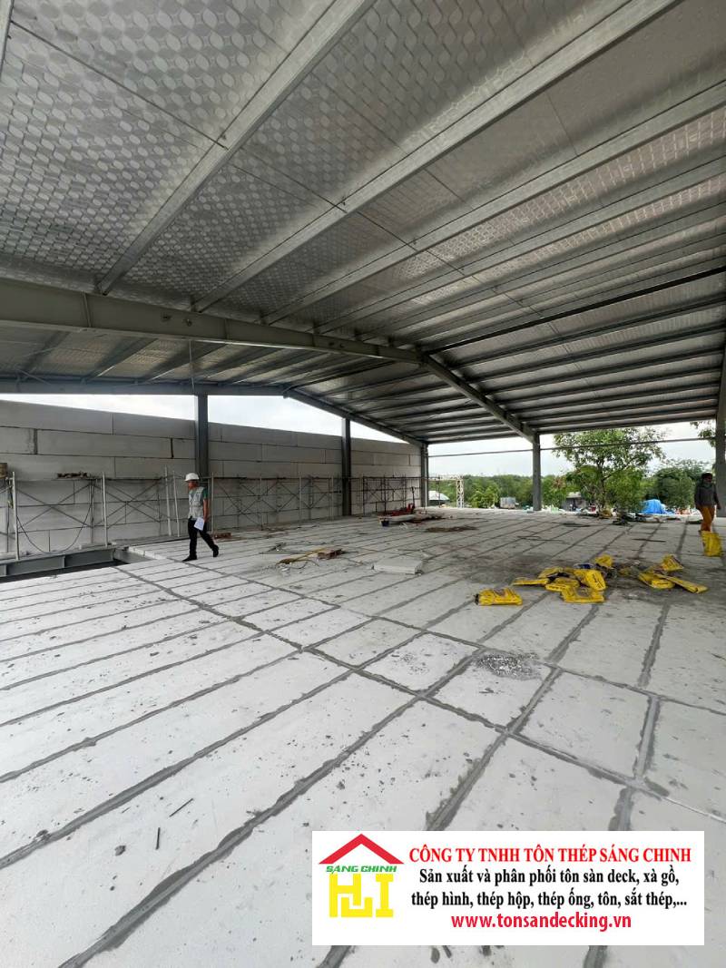 Vì sao sàn deck phù hợp với kết cấu thép hơn bê tông truyền thống?