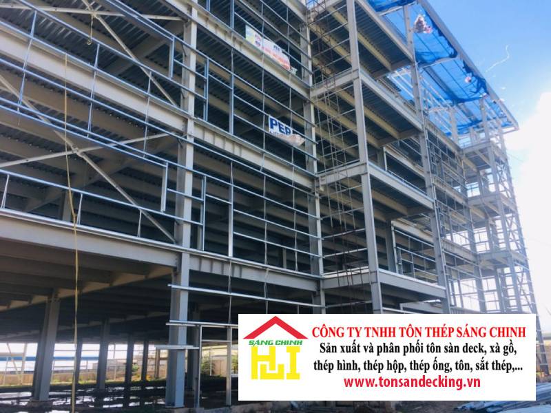 Vì sao sàn deck phù hợp với kết cấu thép hơn bê tông truyền thống?