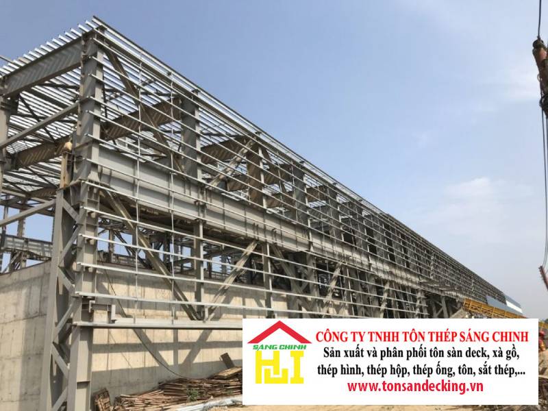 Vì sao sàn deck phù hợp với kết cấu thép hơn bê tông truyền thống?